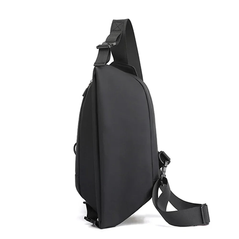 Zaino monospalla nero impermeabile, design moderno, tracolla regolabile, ideale per viaggi e uso quotidiano. Tasche multiple per organizzazione.