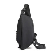 Zaino monospalla nero impermeabile, design moderno, tracolla regolabile, ideale per viaggi e uso quotidiano. Tasche multiple per organizzazione.