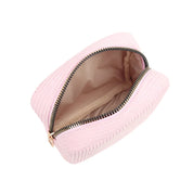 Astuccio cosmetico rosa in tessuto con cerniera aperta, design elegante e compatto, ideale per trucchi e accessori da viaggio.