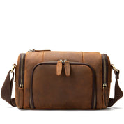 Borsa a tracolla in pelle marrone vintage, con tasche multiple e cerniere, ideale per uomo e donna. Design elegante e funzionale.