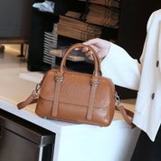 Borsa a mano in pelle marrone, design elegante, con tracolla regolabile e dettagli in metallo, perfetta per moda donna e accessori di lusso.