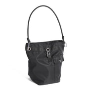 Borsa a secchiello nera in nylon con manico lungo, tasca frontale e chiusura a moschettone. Design elegante e pratico per uso quotidiano.
