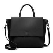 Borsa a tracolla nera in pelle, design elegante e minimalista, con manico superiore e patta frontale. Accessorio moda donna, versatile e chic.
