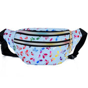 Marsupio colorato con stampa di farfalle, doppia cerniera dorata, sfondo azzurro, cintura regolabile nera. Accessorio moda pratico e trendy.