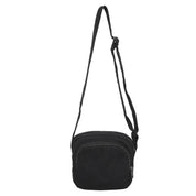 Borsa a tracolla nera in tessuto, design compatto con cerniera, ideale per uomo e donna. Accessorio moda pratico e versatile.