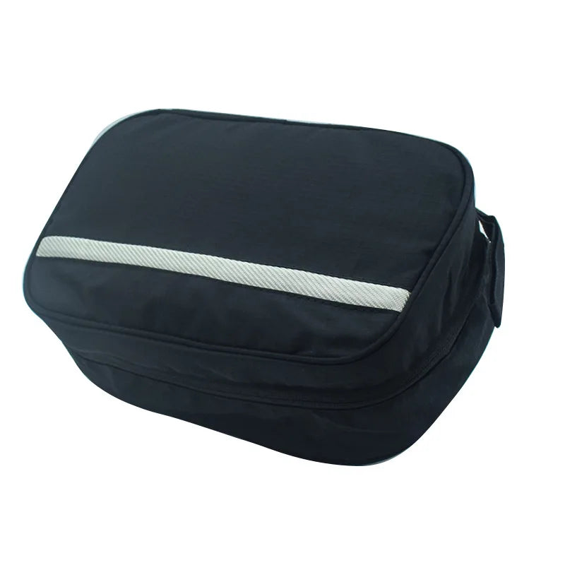 Borsa da viaggio nera con striscia bianca, design compatto e resistente, ideale per organizzare accessori e articoli da toeletta.