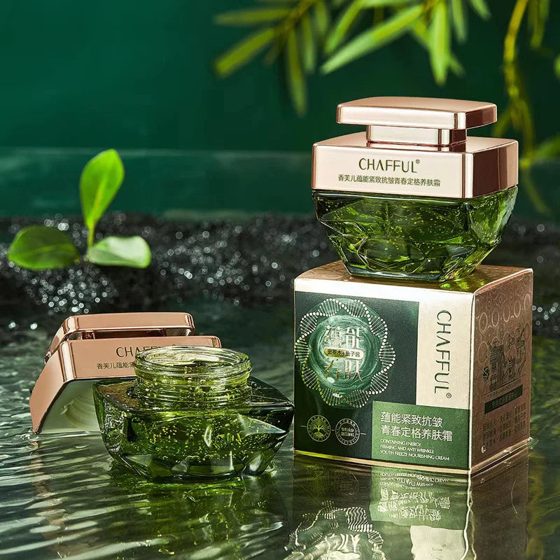 Barattolo di crema viso Chafful su scatola, design elegante, colore verde, ambientazione naturale. Crema idratante, cura della pelle, bellezza.