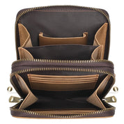 Portafoglio in pelle marrone con cerniera, scomparti multipli per carte e monete, design elegante e funzionale, accessorio moda uomo e donna.