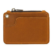 Portafoglio in pelle marrone con cerniera, design compatto, tasca esterna, foro per moschettone. Accessorio elegante e funzionale per uomo e donna.