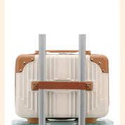 Valigia rigida beige con angoli rinforzati marroni, manico robusto e design elegante, ideale per viaggi, bagaglio a mano, resistente e capiente.