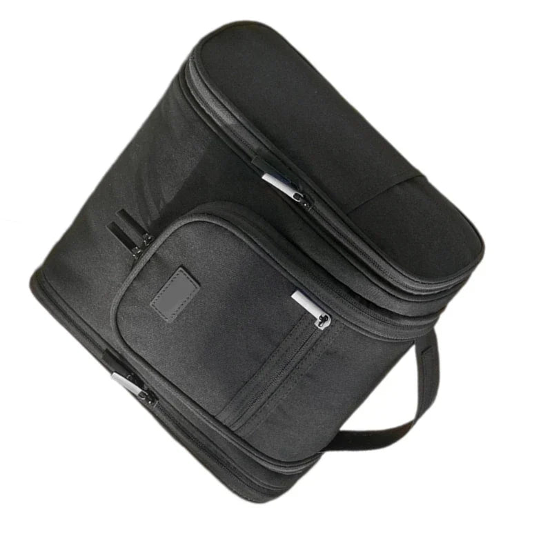 Borsa termica nera con doppia cerniera, manico superiore e tasca frontale. Ideale per picnic, viaggi, conservazione cibi e bevande.