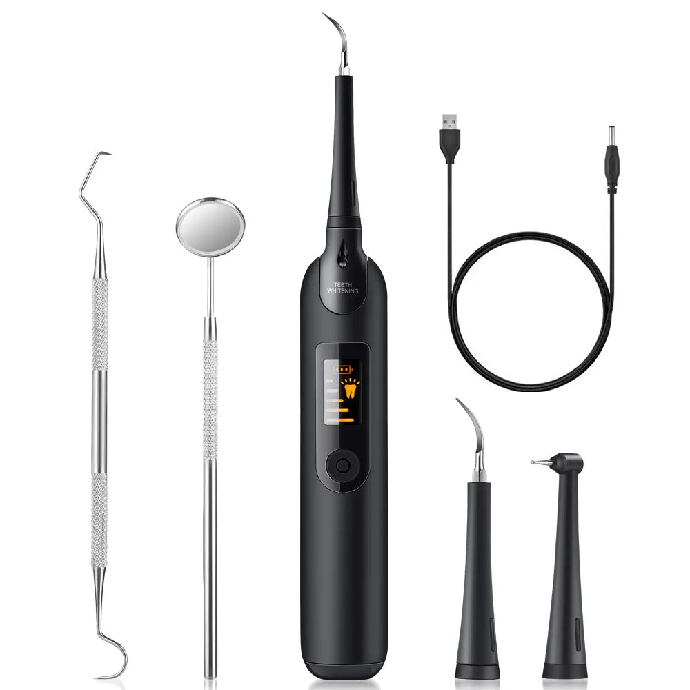 Spazzolino elettrico nero con accessori dentali, display digitale, cavo USB, specchietto e strumenti per igiene orale. Ideale per pulizia dentale.