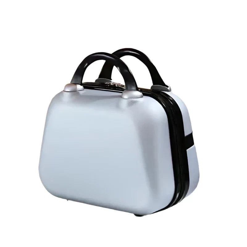 Valigia rigida argentata con manici neri, design compatto e moderno, ideale per viaggi brevi. Bagaglio a mano elegante e resistente.