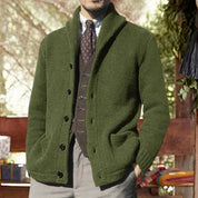 Giacca cardigan uomo verde oliva, stile casual elegante, con bottoni neri, indossata su camicia bianca e cravatta, perfetta per autunno/inverno.