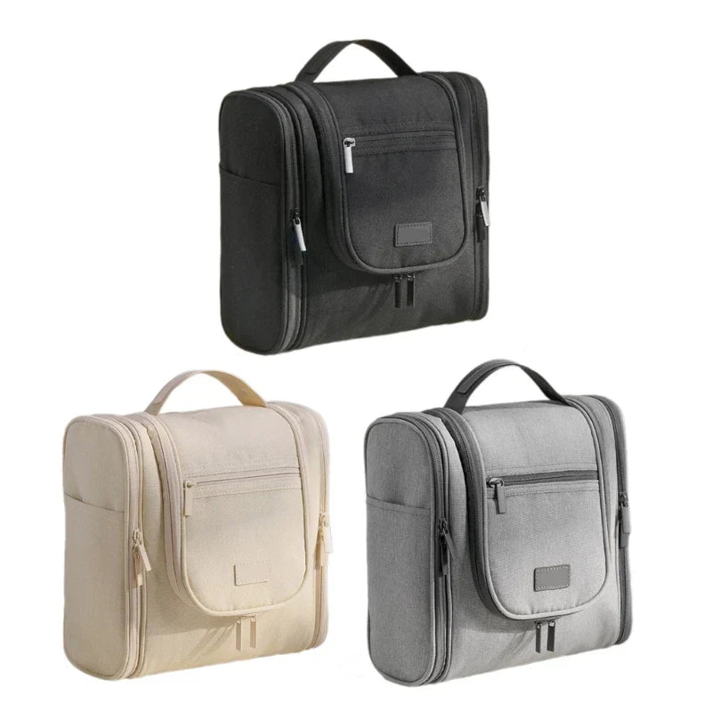 Tre borse da viaggio impermeabili in tessuto, colori nero, beige e grigio, con manico e zip multiple. Ideali per organizzare articoli da toeletta.