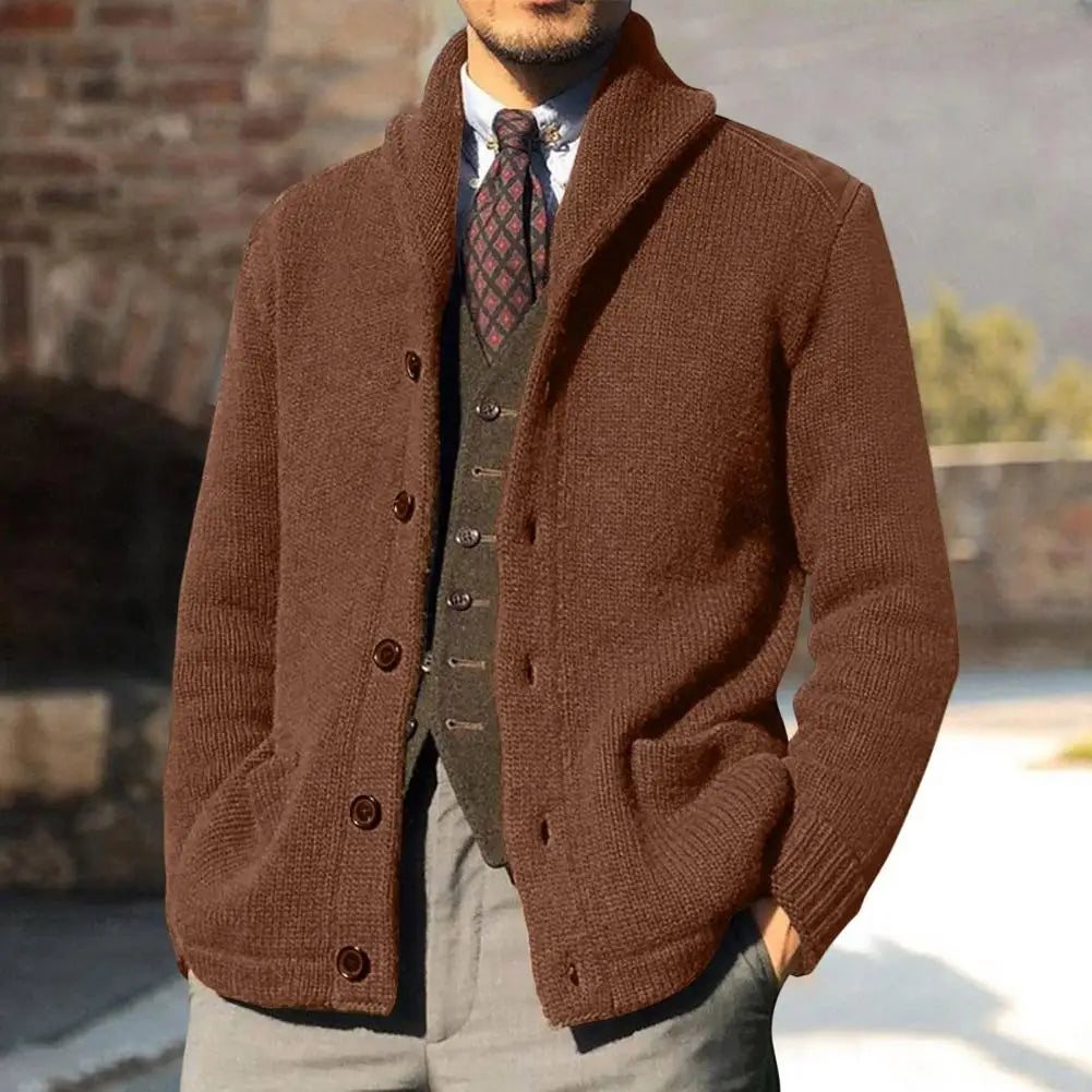 Giacca cardigan uomo marrone, elegante e casual, con bottoni, indossata su camicia e cravatta. Moda autunnale, stile sofisticato e confortevole.