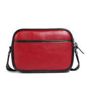 Borsa a tracolla in pelle rossa, design elegante con cerniera nera, ideale per moda donna, accessorio versatile e di tendenza.