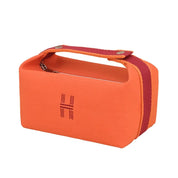 Borsa arancione in tessuto con manico rosso, design rettangolare, logo ricamato, ideale per moda donna, accessori eleganti, shopping online.