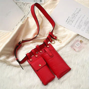 Cintura marsupio in pelle rossa con tre tasche, design elegante su sfondo di tessuto bianco, accessorio moda donna, stile pratico e chic.