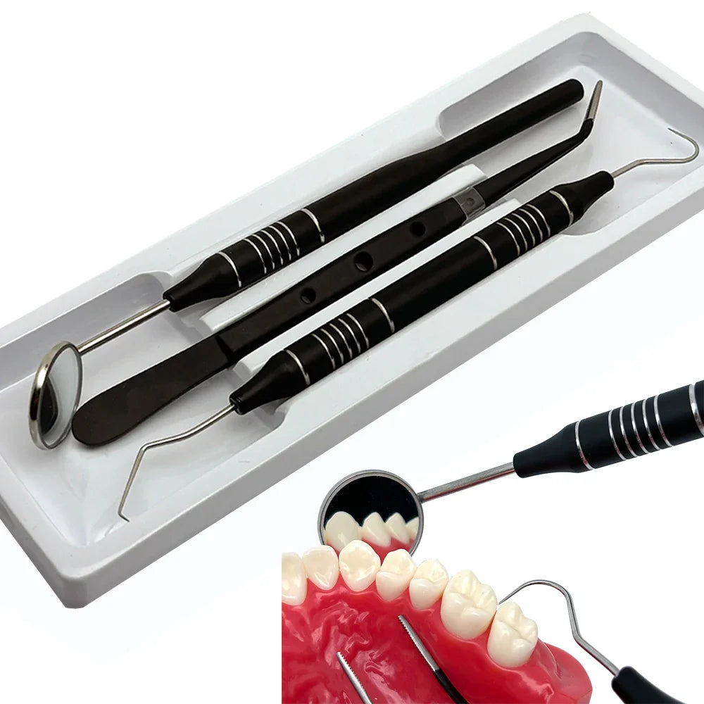 Set di strumenti odontoiatrici in acciaio inox, specchietto e sonda, su vassoio bianco. Ideale per igiene dentale e controllo orale professionale.