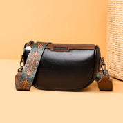 Borsa a tracolla in pelle nera con cinturino decorato colorato, design elegante e moderno, perfetta per moda donna, accessorio versatile.