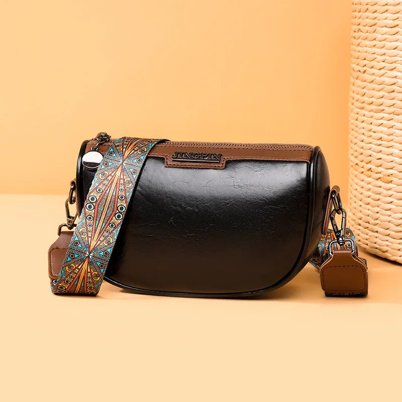 Borsa a tracolla in pelle nera con cinturino decorato colorato, design elegante e moderno, perfetta per moda donna, accessorio versatile.