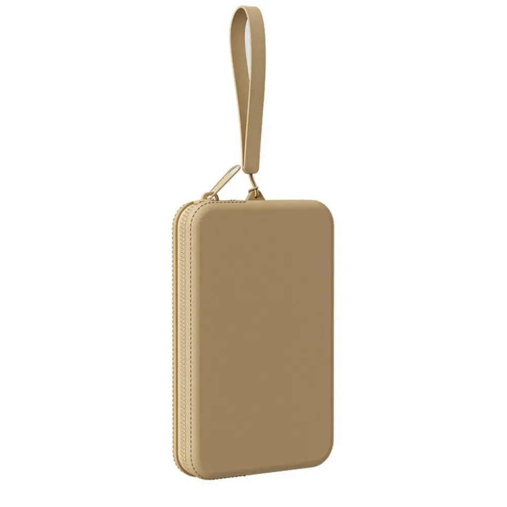 Custodia portafoglio beige in pelle sintetica con cerniera e cinturino da polso, design elegante e compatto, accessorio moda donna.