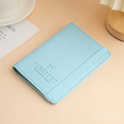 Custodia passaporto azzurra in pelle sintetica, elegante e resistente, con chiusura elastica. Accessorio da viaggio essenziale per protezione documenti.