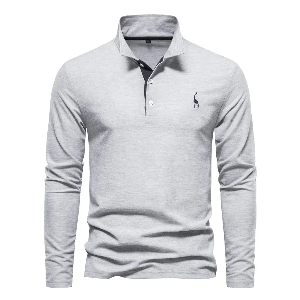 Maglia polo grigia a maniche lunghe, colletto classico, bottoni neri, logo ricamato. Elegante e casual, ideale per moda uomo autunno.