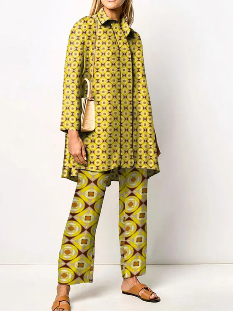 Abito donna fantasia geometrica giallo-verde, tunica e pantaloni coordinati, borsa beige, sandali marroni. Moda femminile elegante e colorata.