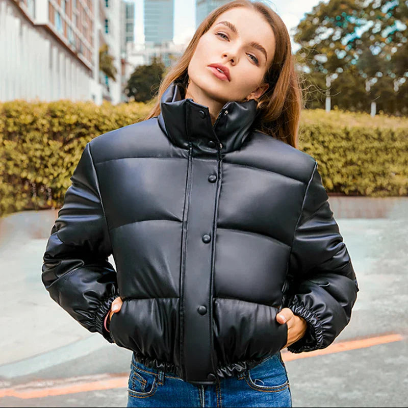 Giacca invernale imbottita nera da donna, stile casual, con bottoni e colletto alto, perfetta per moda urbana e protezione dal freddo.