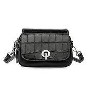 Borsa a tracolla nera in pelle con texture coccodrillo, chiusura metallica, design elegante e moderno, ideale per moda donna e accessori di lusso.