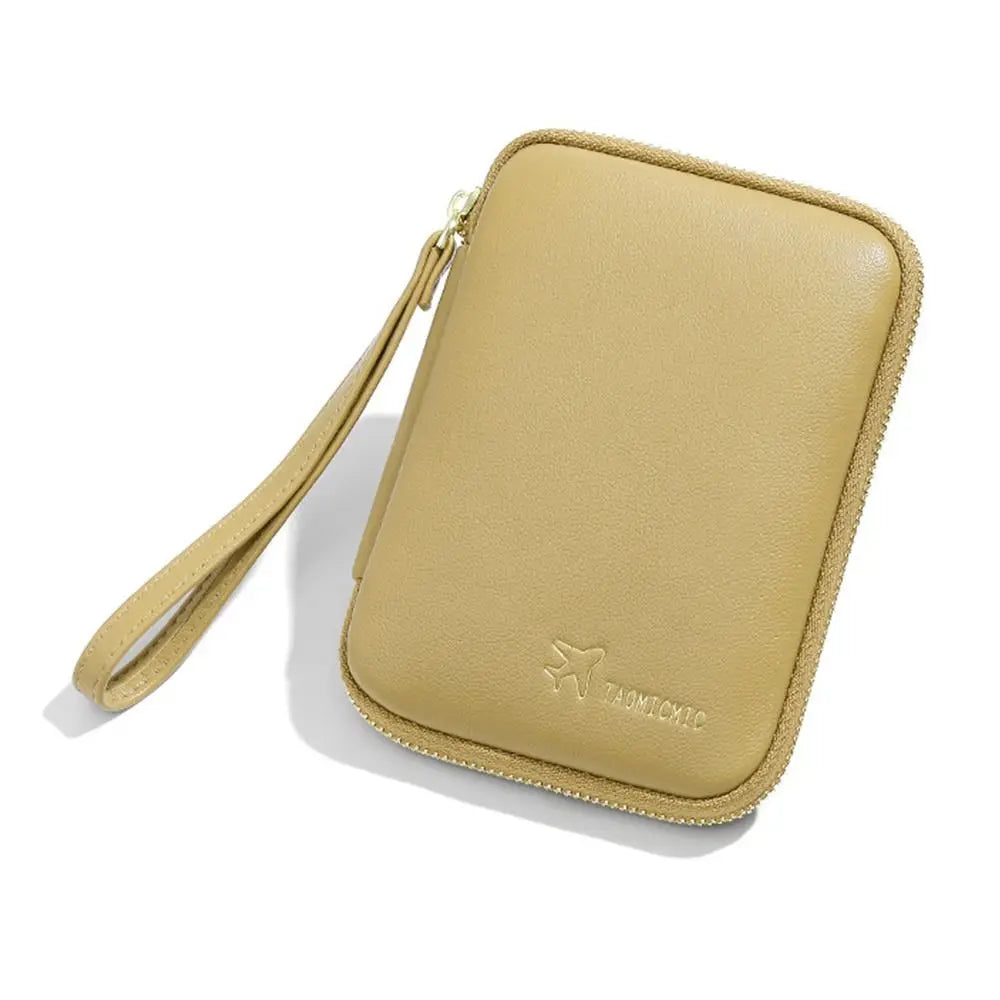 Custodia portafoglio beige in pelle PU con cerniera e cinturino, design compatto, ideale per organizzare carte e contanti. Accessorio moda elegante.