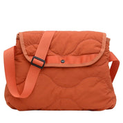 Borsa a tracolla arancione in tessuto trapuntato, design moderno, chiusura a bottone, ideale per moda casual e shopping.