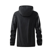 Giacca impermeabile nera con cappuccio, design minimalista, tessuto resistente, ideale per outdoor e sport. Perfetta per uomo, taglia media.