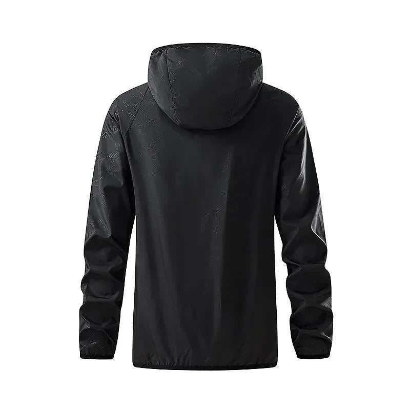 Giacca impermeabile nera con cappuccio, design minimalista, tessuto resistente, ideale per outdoor e sport. Perfetta per uomo, taglia media.