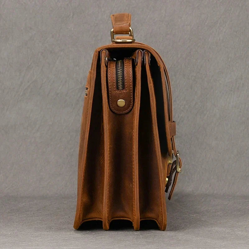 Borsa a tracolla in pelle marrone, design vintage, con chiusura a zip e fibbia in metallo. Ideale per lavoro o uso quotidiano.