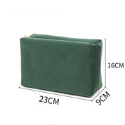 Astuccio verde in velluto, dimensioni 23x16x9 cm, ideale per cosmetici o accessori. Design elegante e pratico, perfetto per viaggi e organizzazione.