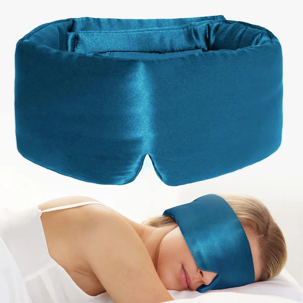 Maschera per dormire in seta blu, imbottita e confortevole, indossata da una donna addormentata. Accessorio per il sonno, relax e riposo notturno.