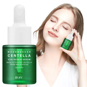 Siero riparatore solare Centella Madagascar, 20ml, con Centella pura, flacone verde, cura della pelle, idratante, anti-età, donna sorridente.