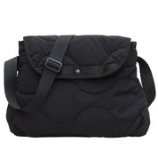 Borsa a tracolla nera imbottita, design trapuntato, chiusura con bottone, cinturino regolabile. Accessorio moda donna elegante e pratico.