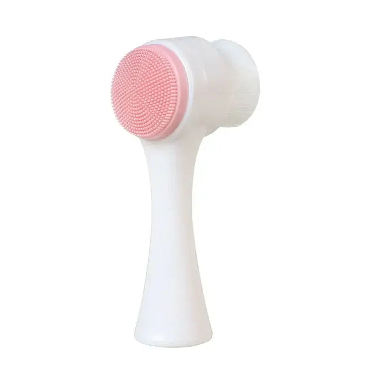 Spazzola viso doppia azione, setole morbide e silicone rosa, per pulizia profonda e massaggio, ideale per skincare quotidiana.