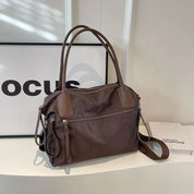 Borsa a tracolla marrone in pelle sintetica, design elegante con doppio manico e tasche con zip, perfetta per l'uso quotidiano e lo shopping.