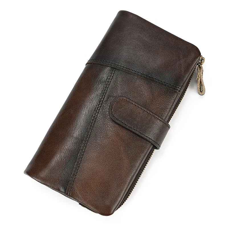 Portafoglio in pelle marrone scuro con chiusura a zip e bottone, design elegante e spazioso, accessorio moda uomo, alta qualità artigianale.