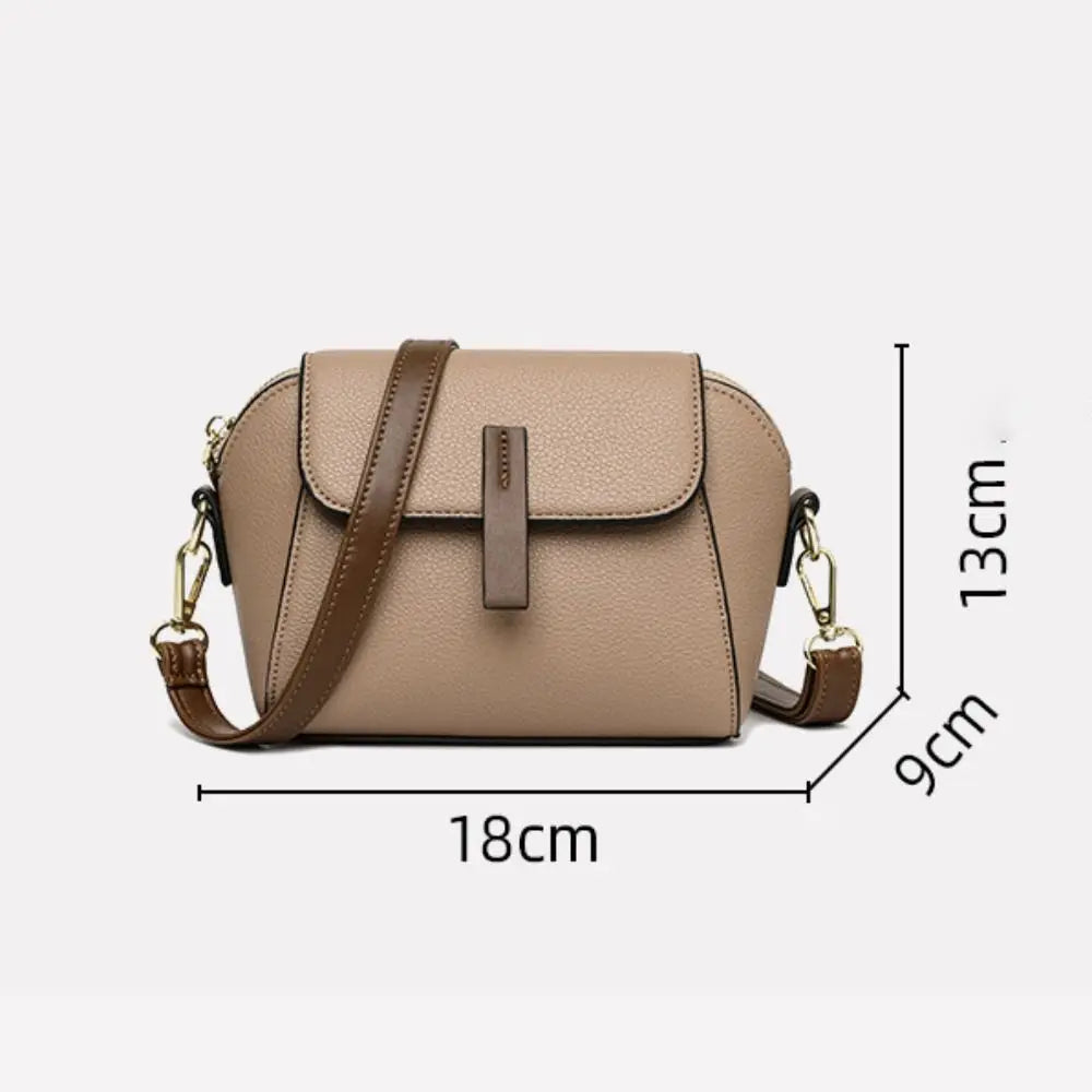 Borsa a tracolla in pelle beige, dimensioni 18x13x9 cm, con tracolla regolabile e chiusura a patta. Accessorio moda donna elegante e pratico.
