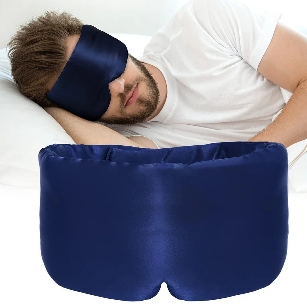 Maschera per dormire in seta blu scuro, uomo addormentato su cuscino bianco. Accessorio per il sonno, comfort, relax, blocco della luce.