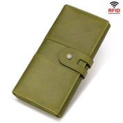 Portafoglio verde in pelle con chiusura a bottone, design elegante, protezione RFID. Accessorio moda donna, alta qualità, sicurezza carte di credito.