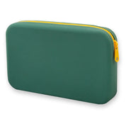 Custodia rigida verde con cerniera gialla, ideale per protezione dispositivi elettronici. Design compatto, resistente e portatile.