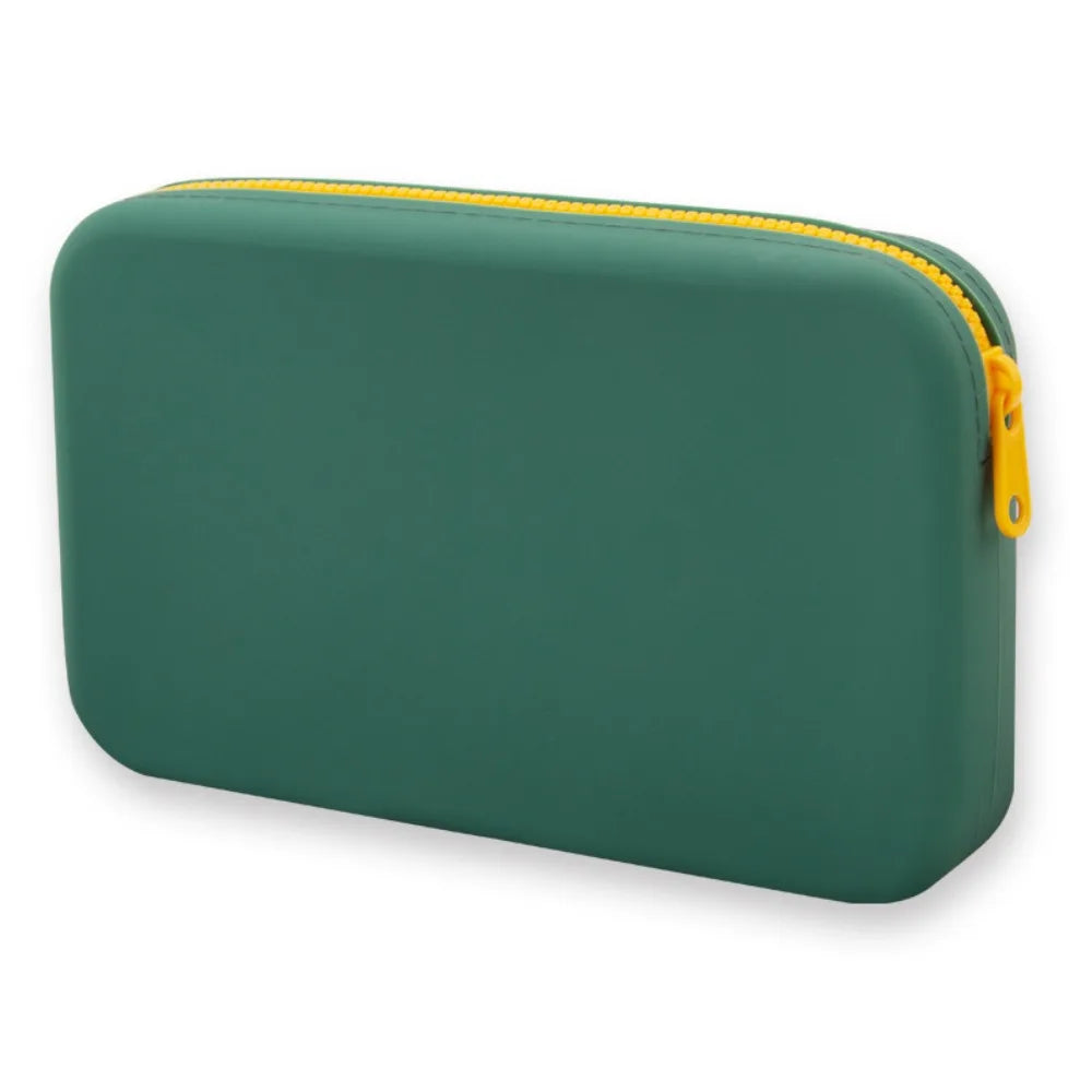 Custodia rettangolare verde con cerniera gialla, design minimalista, ideale per accessori elettronici. Materiale resistente, portatile e versatile.