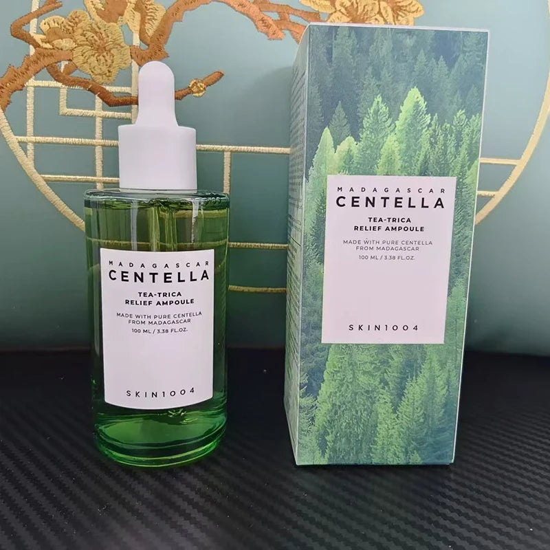 Bottiglia di siero Centella Madagascar Skin1004 da 100 ml con confezione verde, ideale per cura della pelle, idratazione e trattamento viso.